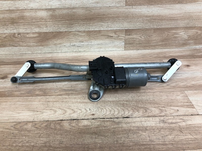 BMW E83 X3 OEM FRONT WINDSHIELD WIPER WITH MOTOR 2004-2010