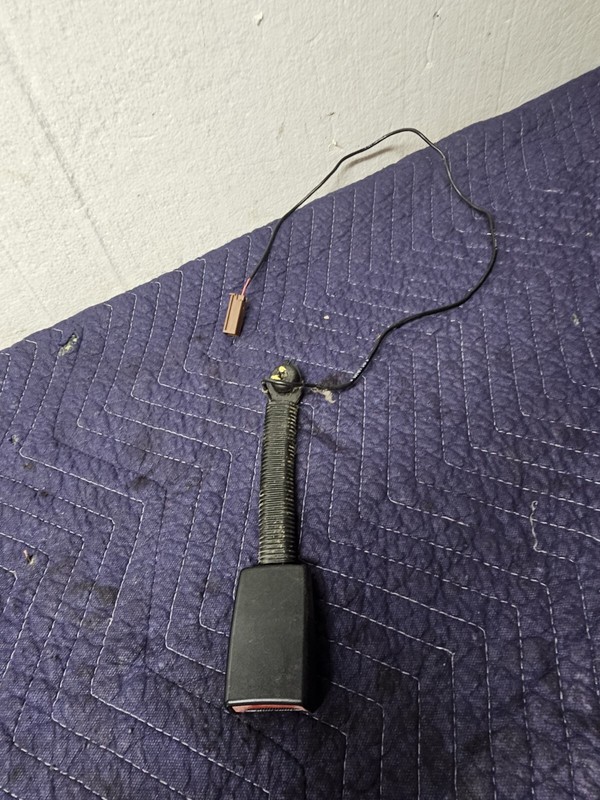 2013 FORD TRANSIT CONNECT FRONT SEAT BELT BUCKLE FEMALE RECEIVER LEFT SIDE OEM