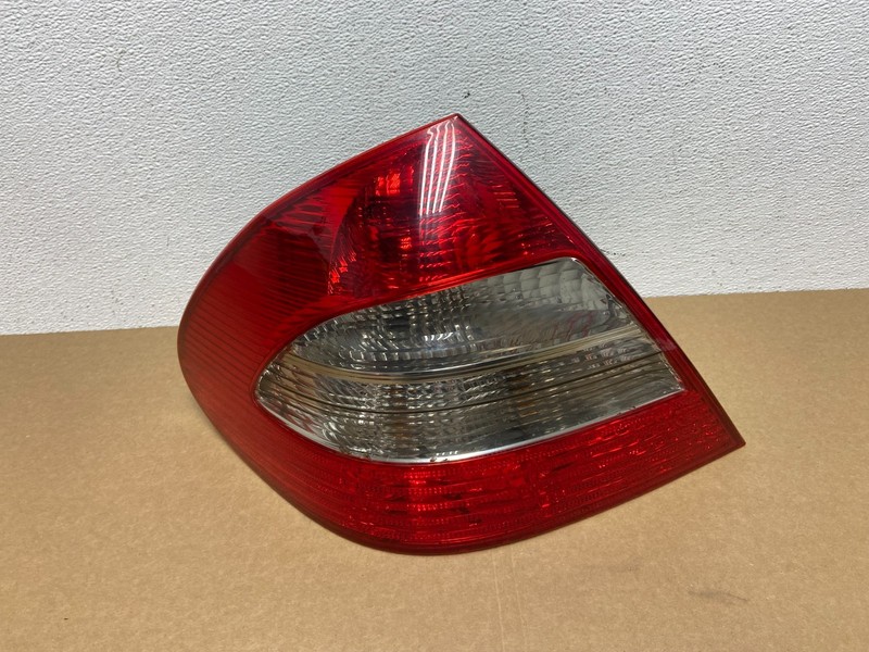 2007 - 2009 Mercedes E E320 E500 Sedan Left Driver LH Tail Light OEM AB9929 DW
