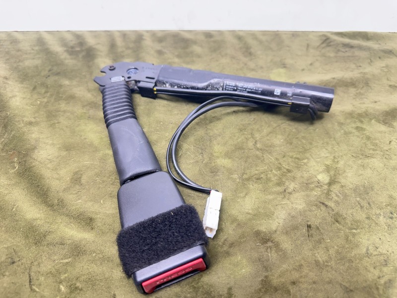 12–21 OEM BMW 3-Series 320i Front Left Seat Belt Driver Belt Receptacle Buckle