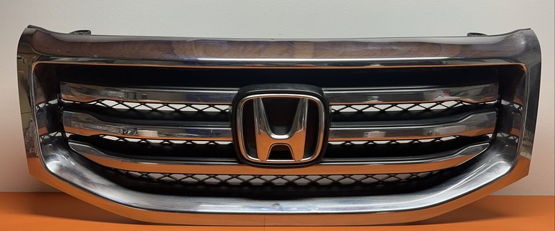 75101SZAV100 | 2012 - 2015 HONDA PILOT FRONT GRILLE BLACK W/EMBLEM OEM CHROME