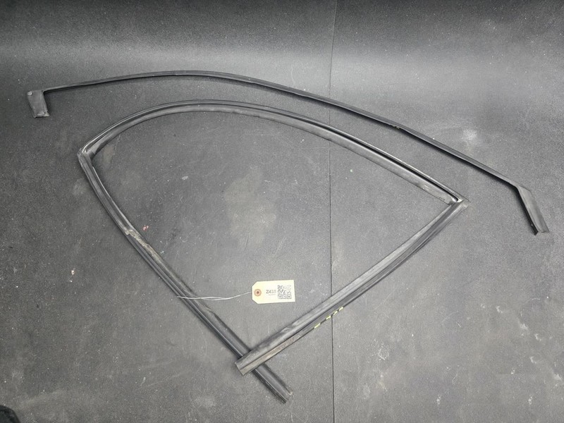 2PC Front Left Door Window Run + Weatherstrip Set 2016 Hyundai Santa Fe 13 - 18