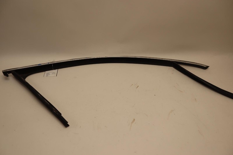 2012-2022 VOLKSWAGEN VW PASSAT FRONT RIGHT DOOR WINDOW CHANNEL RUN GUIDE OEM