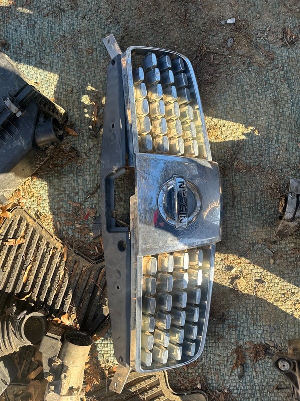 04 05 06 Nissan Maxima OEM CHROME USED FRONT GRILLE ASSEMBLY
