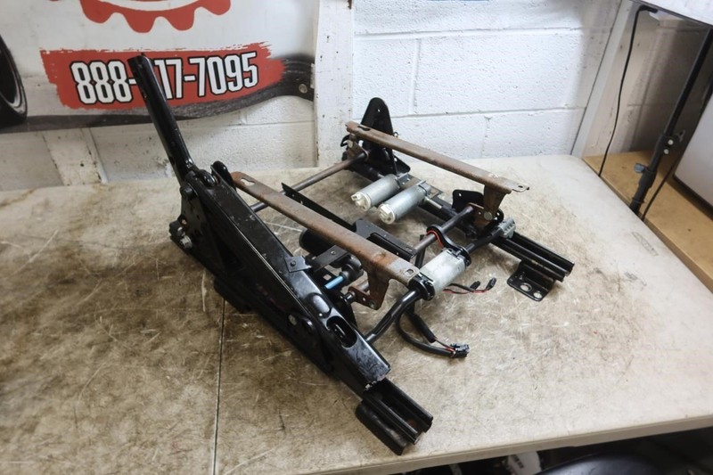 2003-2006 Chevy Tahoe OEM Front Right RH Passenger Seat Track