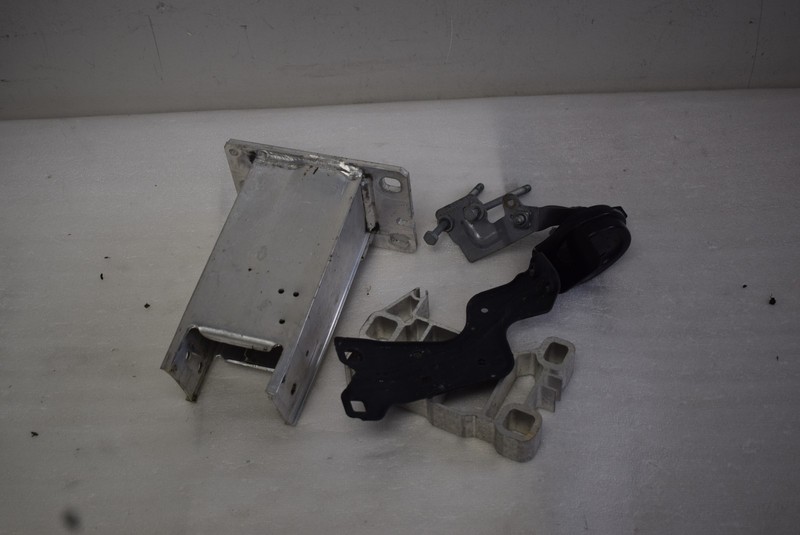 2015-2016 PORSCHE MACAN FRONT BUMPER GRILLE-BUMPER BRACKET LEFT 8R0807133A