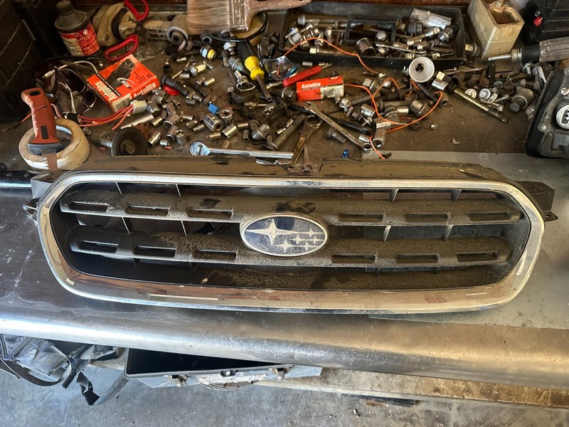 05-07 SUBARU LEGACY & OUTBACK OEM FRONT UPPER GRILLE ASSEMBLY