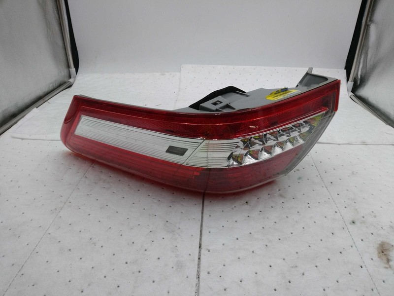 2011 Toyota Camry Right Tail Light Assembly White OEM 30498 Used 125K Miles