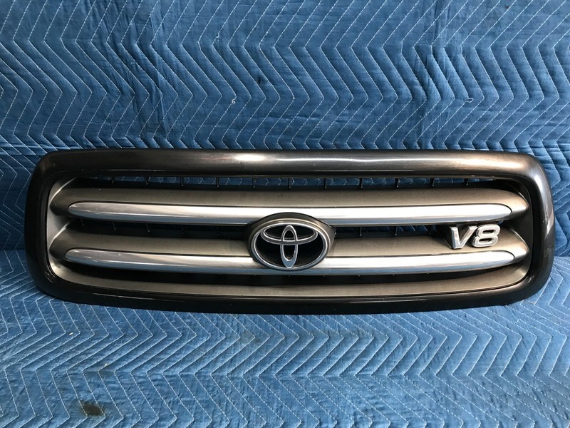 01-04 Toyota Sequoia Grille Front Hood Radiator Emblem OEM 53100-0C030