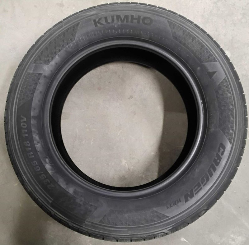 NOS 235/65R18 110V Kuhmo Crugen HP71 Tire 235 65 18 DOT 1525 11/32 Tread