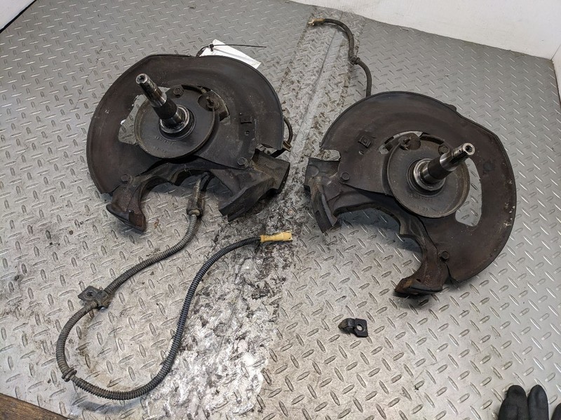 1994 1995 1996 Chevy Impala SS DRIVER Left & Right FRONT SPINDLES Hub As 119
