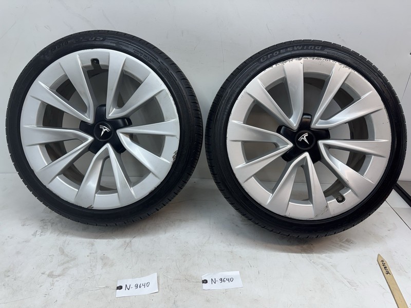 21-23 Model 3 .2 Wheel Rim Tire 235/40R19 1044264-00-A 9630