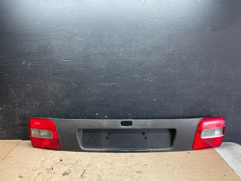 2000-2004 Volvo V40 Center License Plate Trim Panel Tail Inner Light L9386 DG
