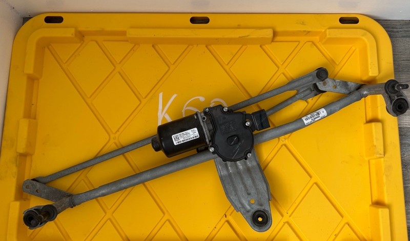 2020 - 2025 VOLKSWAGEN ATLAS FRONT WINDSHIELD WIPER LINKAGE W/ MOTOR OEM