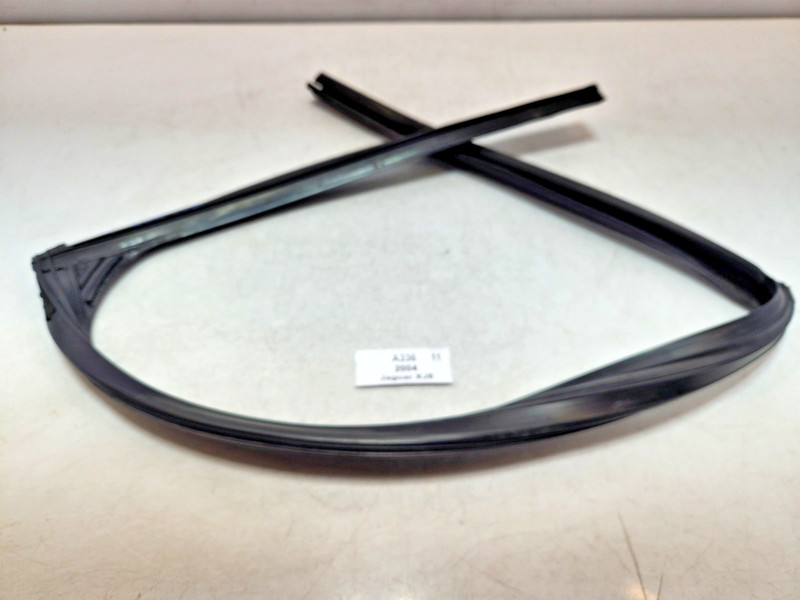 β
04-09 OEM Jaguar XJ8 Rear Left Driver Side Door Window Weather Seal