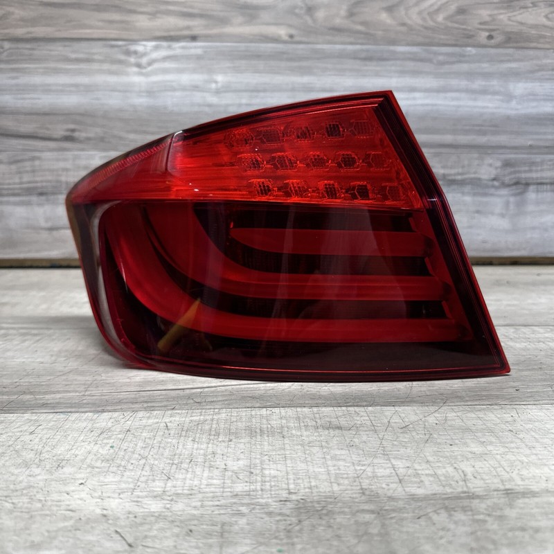 173462-01 I 2011 - 13 BMW 528i Driver Left Tail Light Quarter Panel Mount OE LR