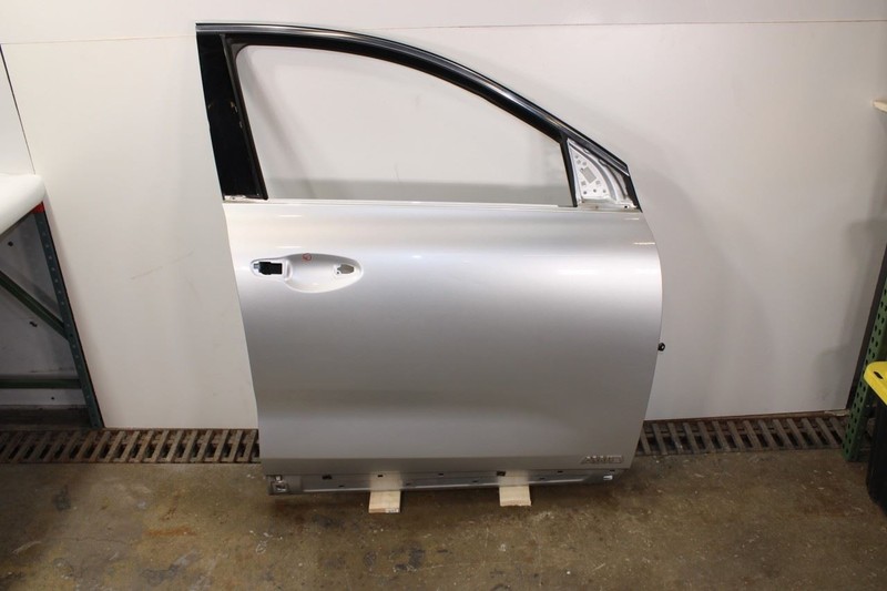 16-20 KIA SORENTO Front Right Side Door Shell OEM / Silver Metallic KCS /SCRATCH