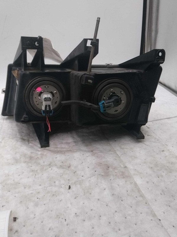 2007 Chevrolet Colorado Right Headlight Assembly - Scratched Lens, 86K Miles