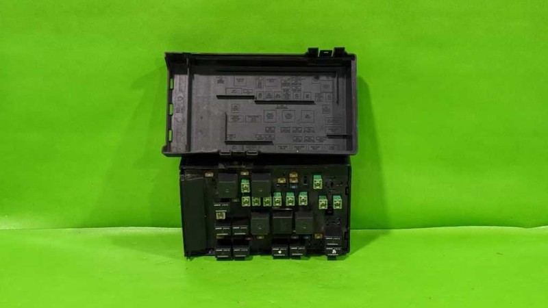 01 02 CARAVAN FUSE RELAY BOX OEM 4604-11
