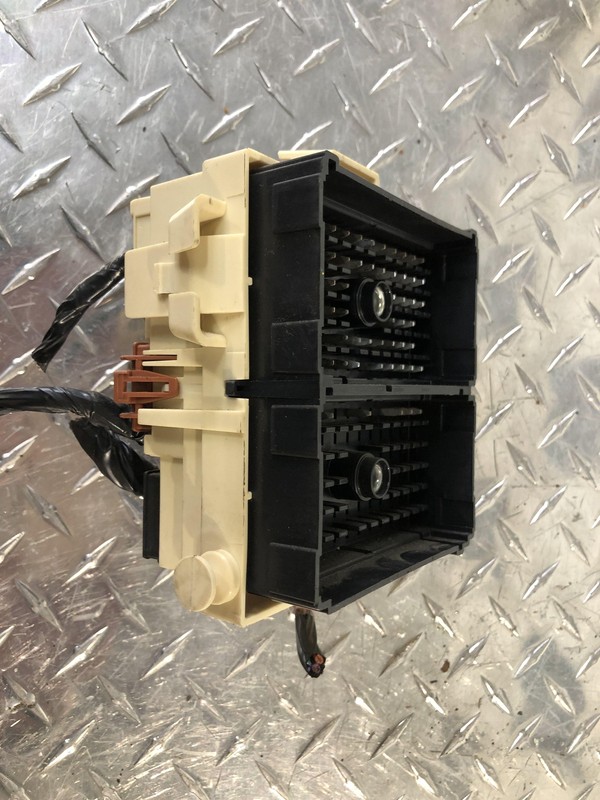 03 04 05 06 Silverado Sierra 2500HD Junction Block 6.6Hummer H2 15190658