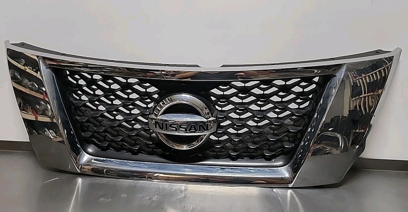 2013 Thru 2016 NISSAN PATHFINDER OE CHROME BLACK FRONT UPPER GRILLE GRILL EMBLEM