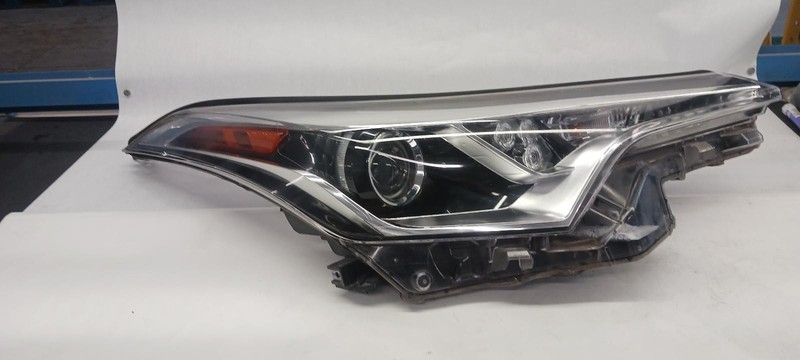 18-'19 TOYOTA C-HR Right Passenger Headlight halogen OEM Grade B