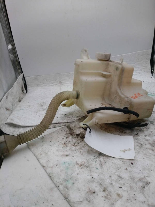 Used Washer Fluid Reservoir fits: 2006 Toyota Highlander w/o headlamp washers Gr