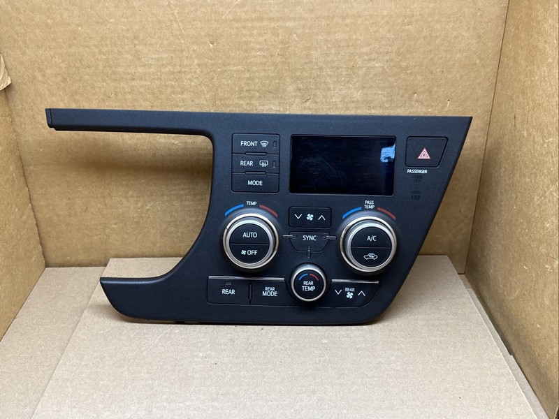 2015-2019 Toyota Sienna AC Heater Climate Temperature Control Unit 55900-08200