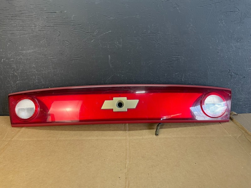 2003 2004 2005 Chevrolet Cavalier Rear Trunk LID Center Tail Light Oem AE0802 DG