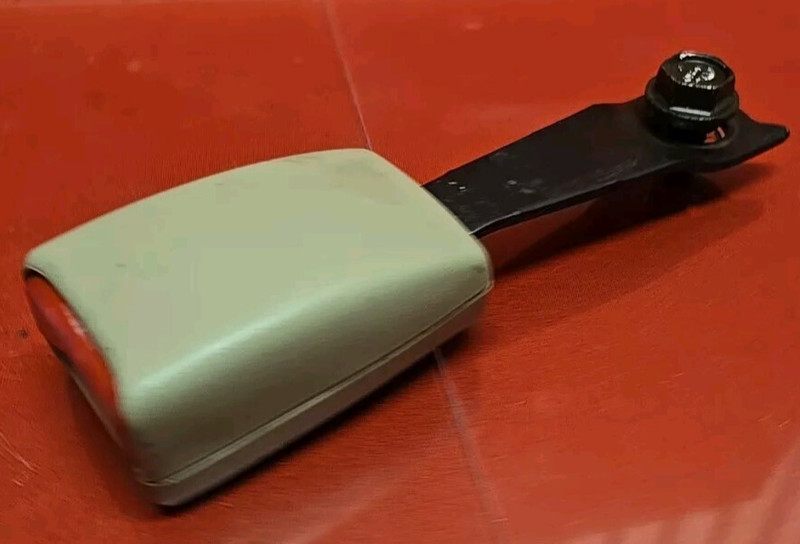 2001 - 2006 Mitsubishi Montero LIMITED/XLS RIGHT PASSENGER Seat Belt Buckle