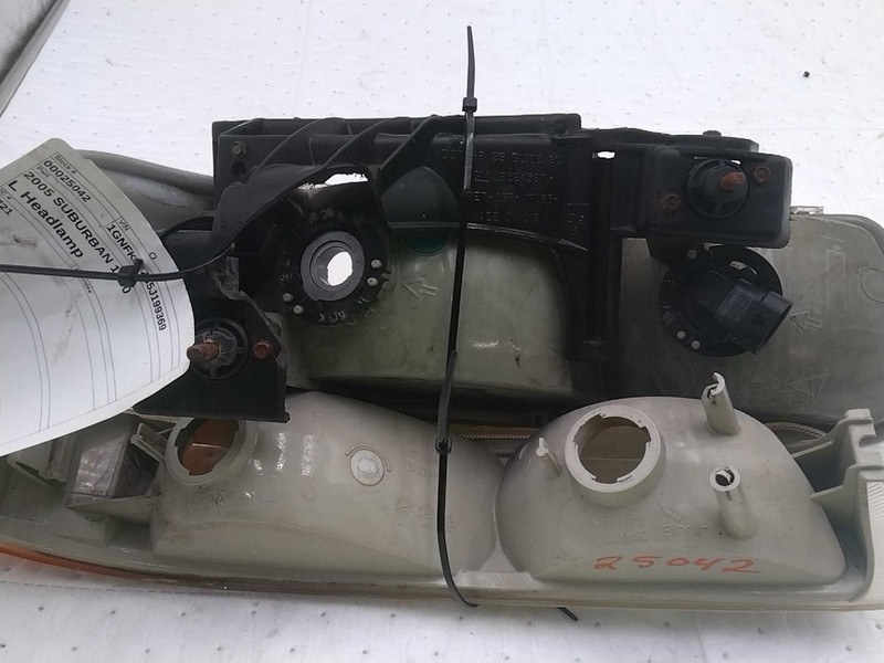 2005 Chevrolet Suburban 1500 Left Headlight Assembly Tan 166771 205K Miles