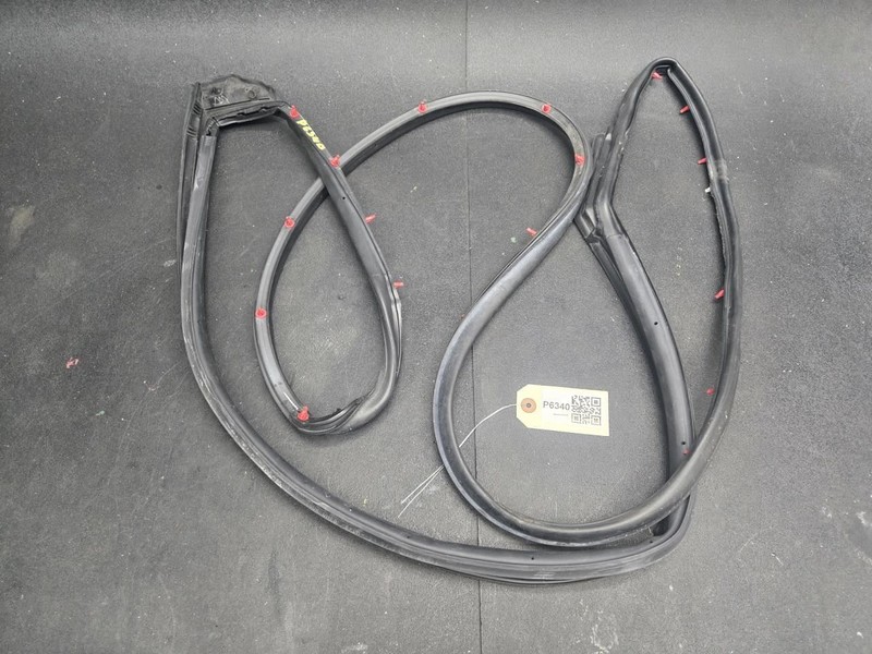 Front Left Door Weatherstrip 2021 Toyota C-HR 67862-F4010 2018 2019 2020 2022