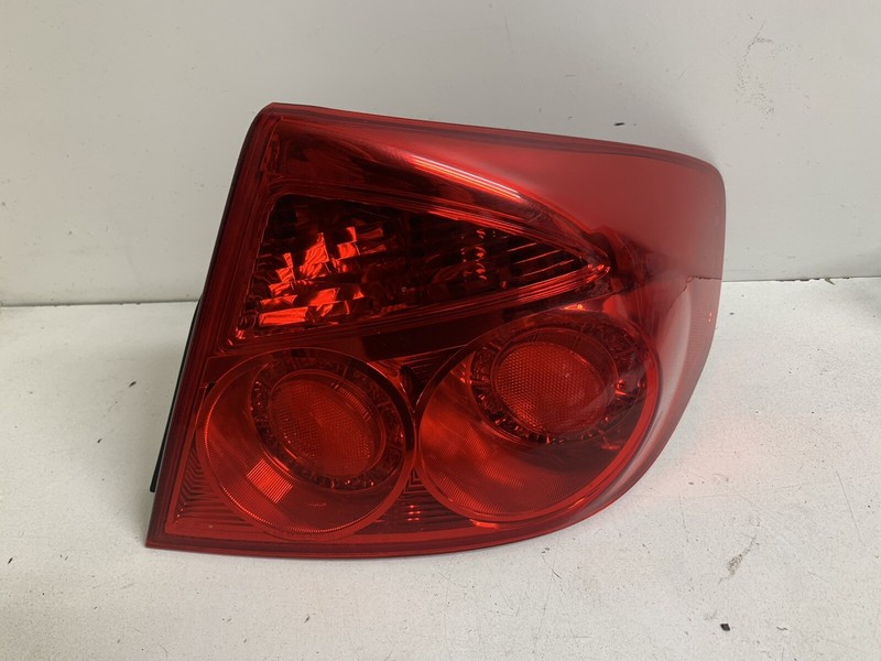 2005-2006 Infiniti G35 4DR Right Passenger Tail Light Lamp Taillight Taillamp
