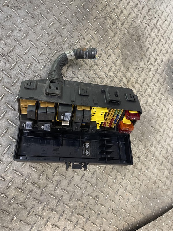1998 Ford Ranger Mazda B2500 2.5 Engine Fuse Box Assembly Tested Oem