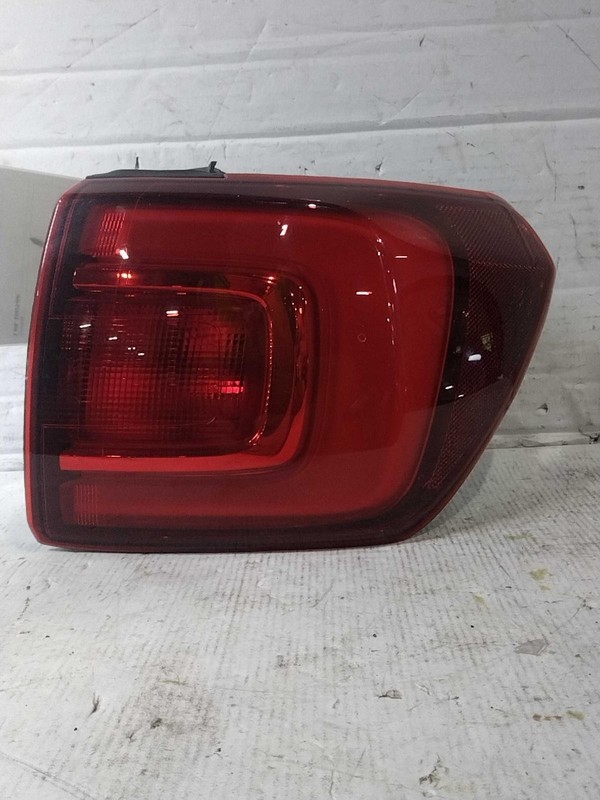 2019 GMC Acadia Right Red Tail Light Assembly 662384 Used 104K Miles