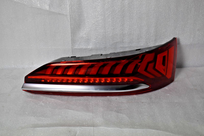 AUDI Q7 4M REAR RIGHT SIDE TAILGATE TAILLIGHT 4M0945076 ORIGINAL