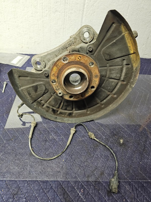 2014 JEEP CHEROKEE 2.4L FRONT RIGHT PASSENGER SIDE SPINDLE KNUCKLE w/ HUB OEM+