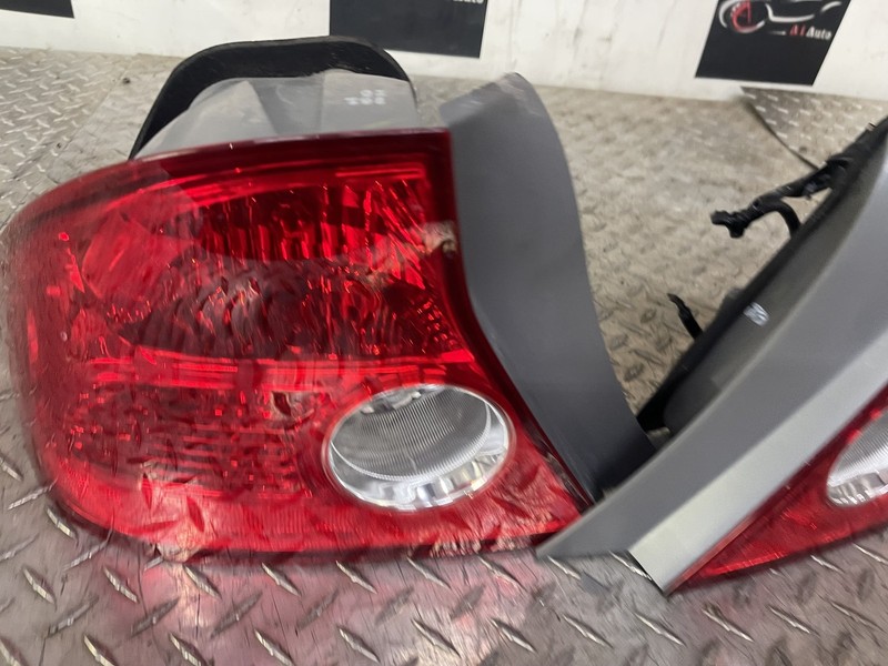 2004-2005 Honda Civic Coupe Rear Passenger Driver Left Tail Light Tail Lamp Oem