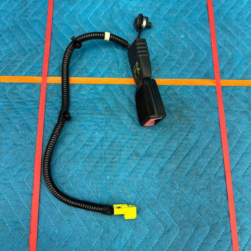2011–2016 Hyundai Equus Front Right Seat Belt Buckle OEM 888403N510RY