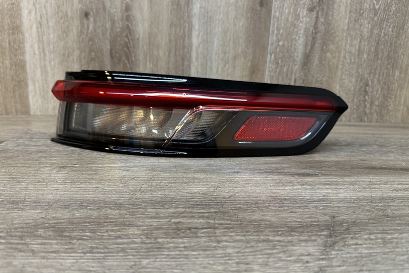 2021-25 JEEP GRAND CHEROKEE RHOUTER LED TAIL LIGHT OEM PART # 68421132AD