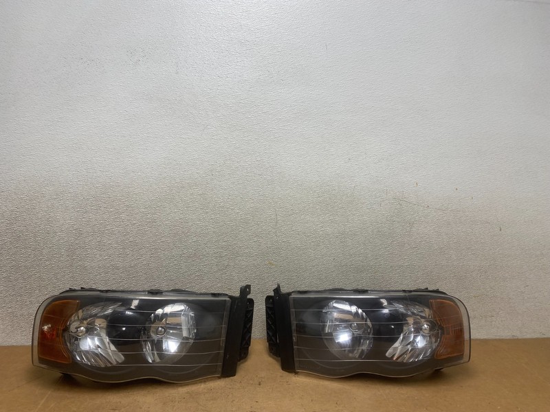 2002 to 2005 Dodge Ram Left+Right Side Halogen Headlights X5331 DW