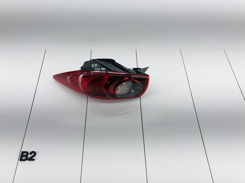 14-18 MAZDA 3 HATCHBACK REAR RIGHT PASSENGER SIDE OUTER TAIL BRAKE STOP LAMP OEM