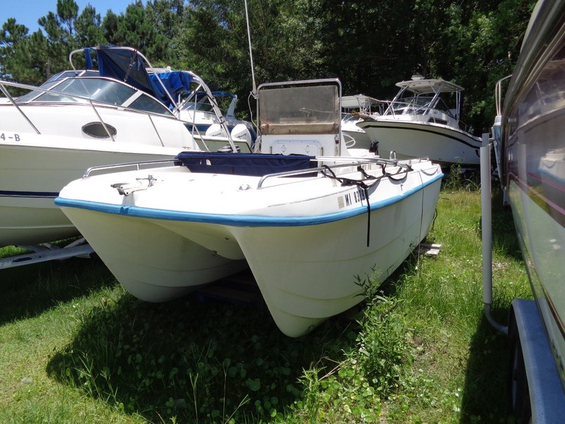 USED KEVLACAT 20' CENTER CONSOLE FIBERGLASS CATAMARAN BAY BOAT