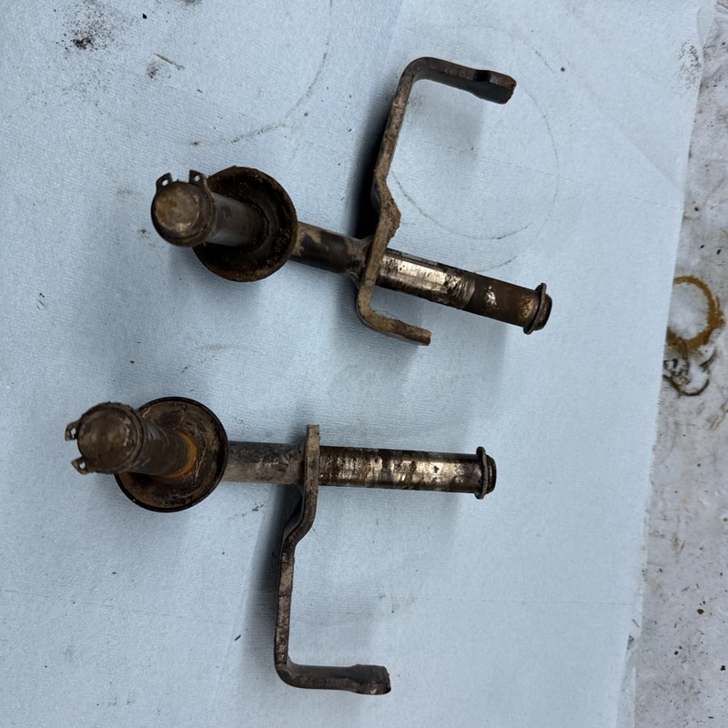 John Deere Lawn Mower GX75 front wheel spindles