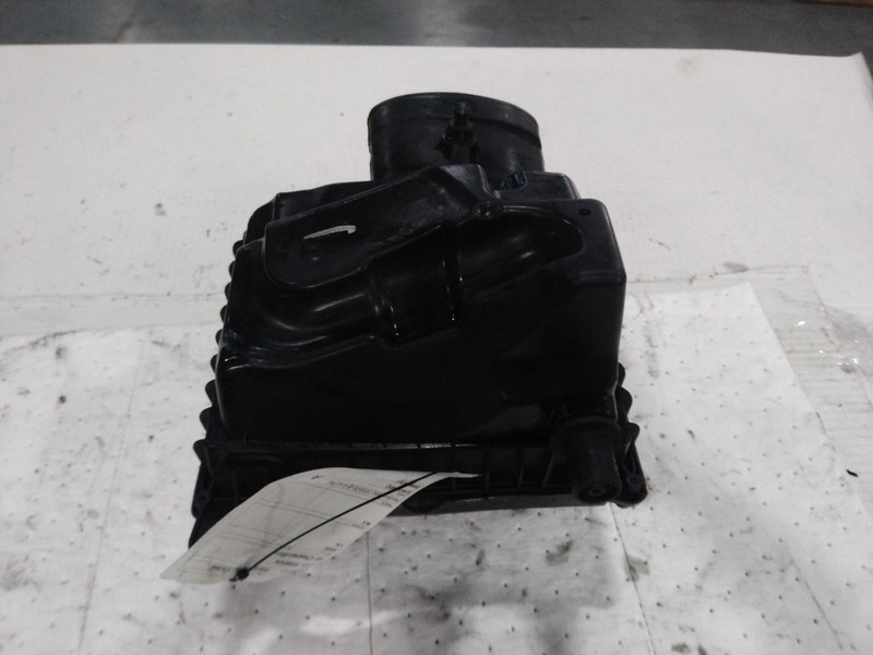 GMC Terrain 2019 Air Cleaner Assembly OEM 84640369 Used 104K Miles Black
