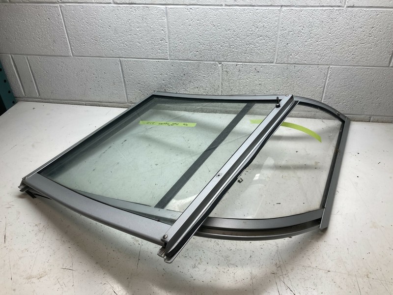 Z7 1996 Sea Sprite 210 Boat Windshield Passenger Port Left