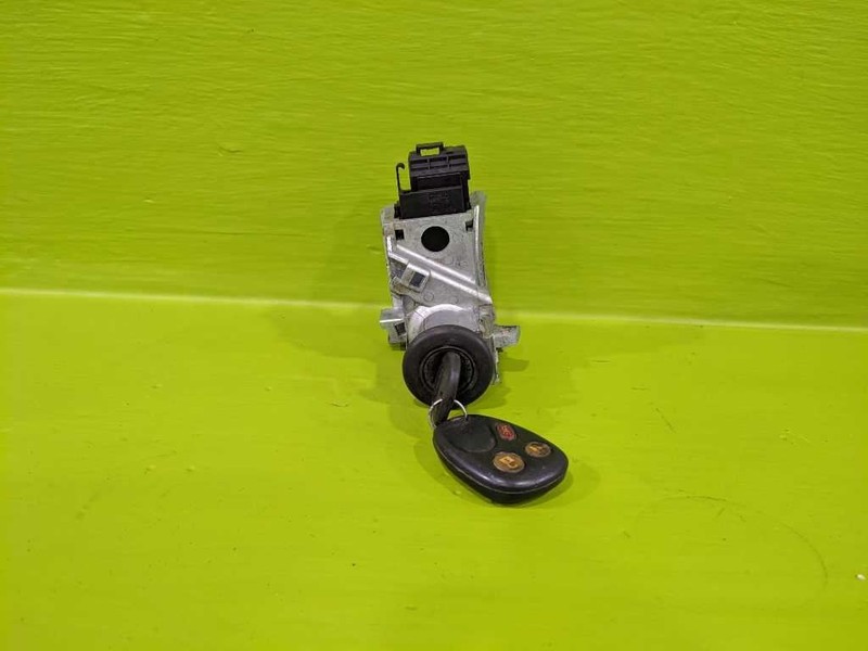 03-07 SIERRA SILVERADO 2500 3500 IGNITION SWITCH CYLINDER HOUSING W/KEY 3883-6