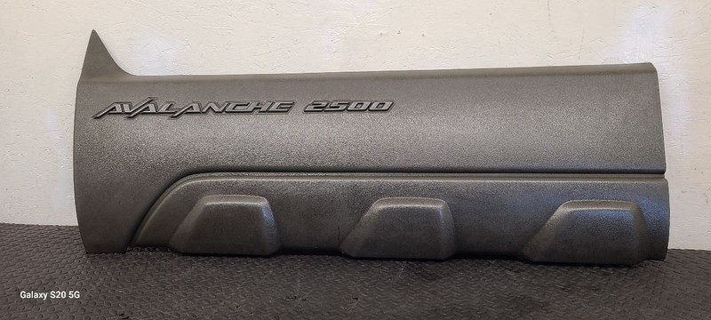 02-06 Chevrolet Avalanche 2500 Front Left Door Trim Panel Molding OEM 15086537