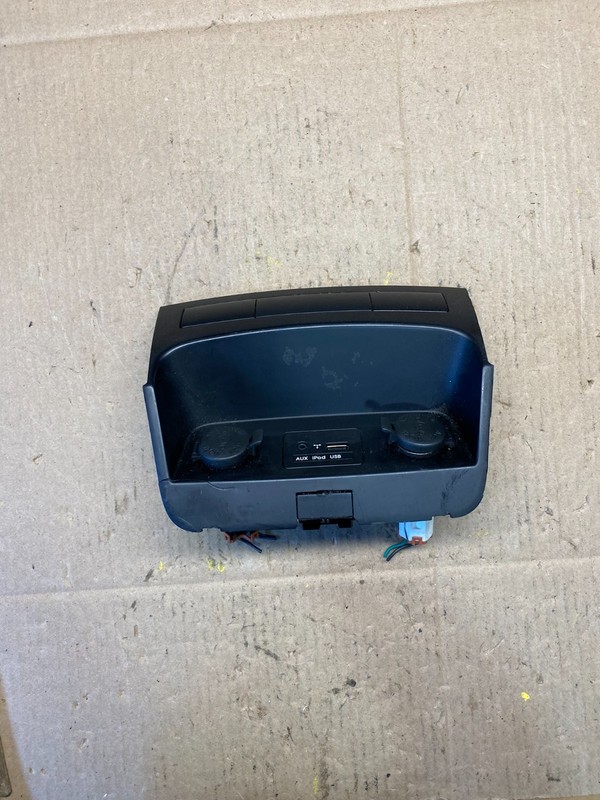 2011-2013 Kia Sorento Center Console Aux USB Power Outlet R6063 DG