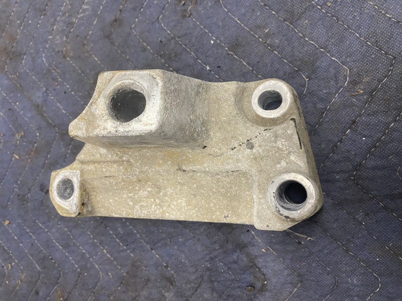 2014 Jeep Patriot Sport 2.R 4x4 Transmission Mount Bracket OEM